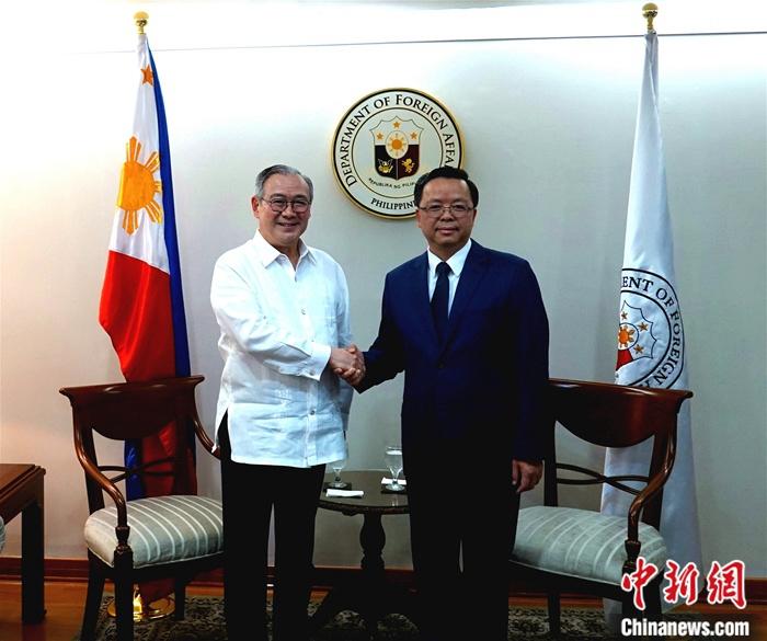 中国驻菲律宾大使黄溪连到任拜会菲外长洛钦