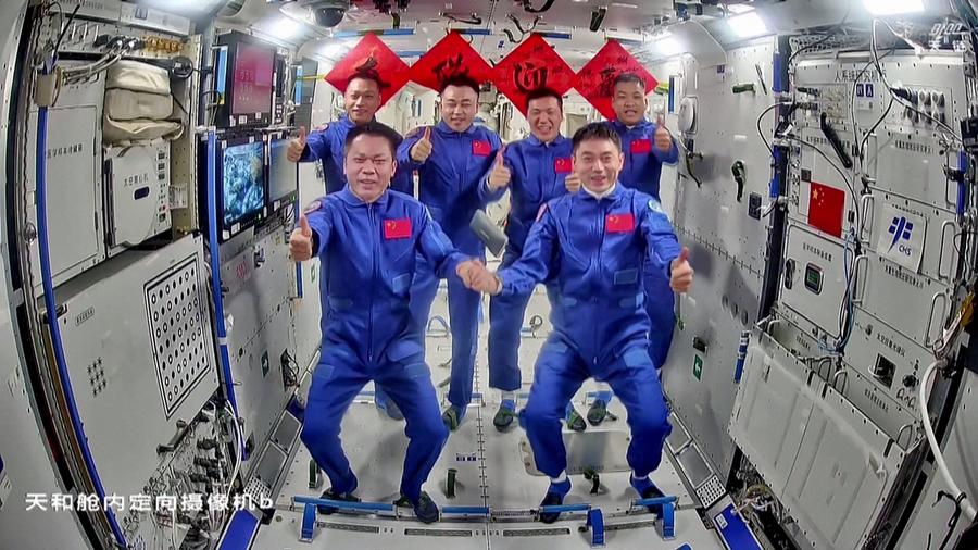 神舟十八号3名航天员顺利进驻中国空间站实现“太空会师”