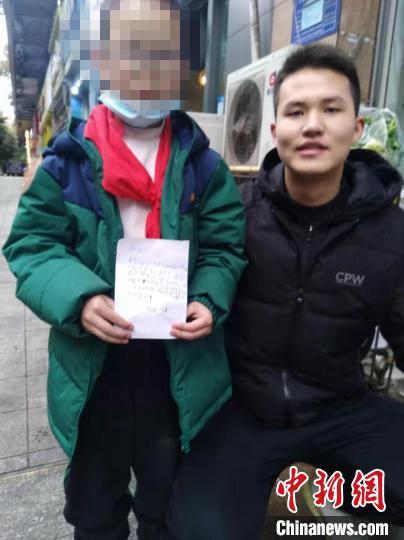 重庆一大学生勇救落水儿童家长寻人半月送上感谢信