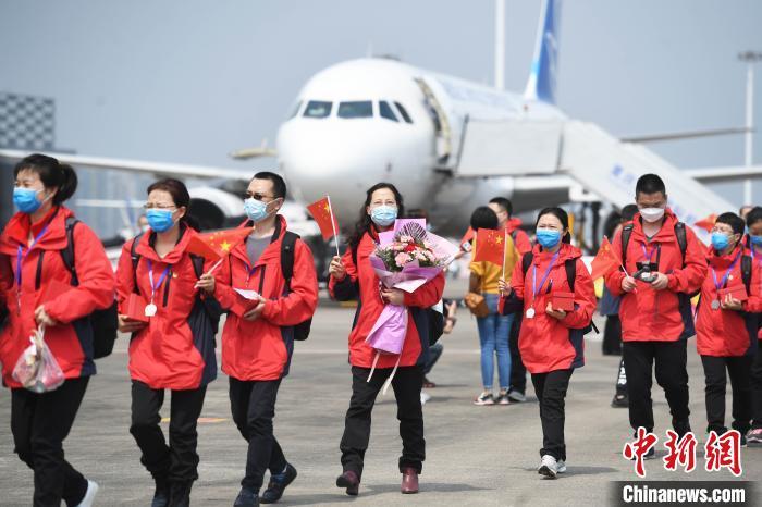 重庆支援武汉医疗队359名队员返渝