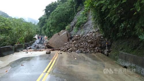 台湾阿里山公路发生落石坍方双向交通阻断（图）
