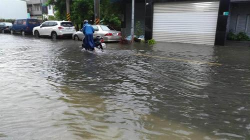 台南整夜豪雨多地淹水全市停班停课一天（图）