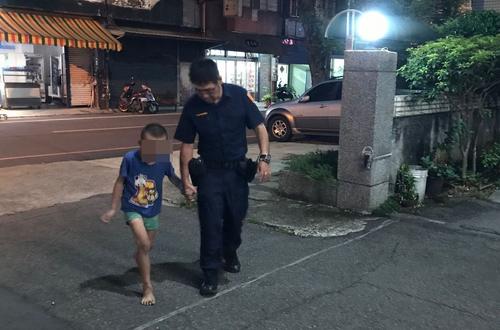 台湾4岁幼童迷途躺路旁椅子上热心警察助返家