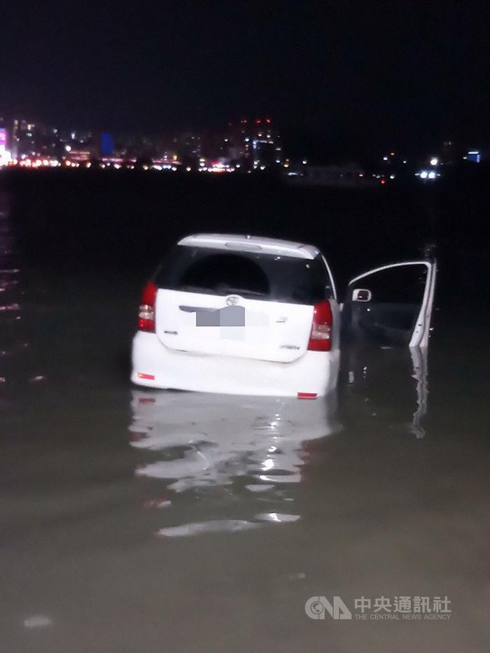 台湾一对母子疑车内争吵汽车失控冲入淡水河