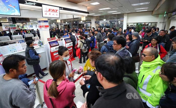 台湾远东航空暂停营运机场柜台挤满退票民众
