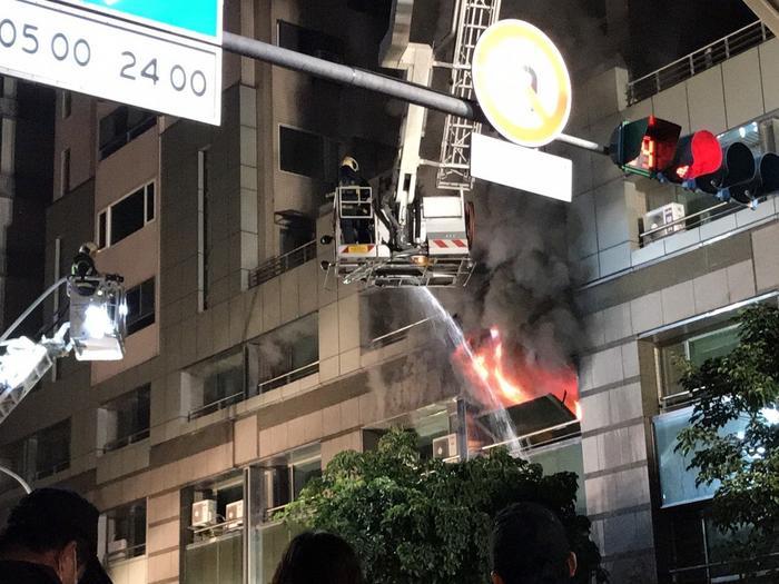 台北一锂电池仓库起火疑爆炸有消防员遭灼伤送医