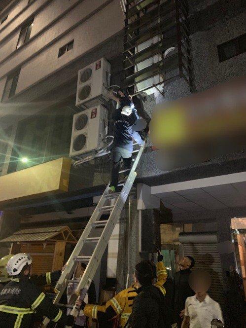 台湾一醉酒女子倒挂楼外铁架坠楼前及时获救（图）
