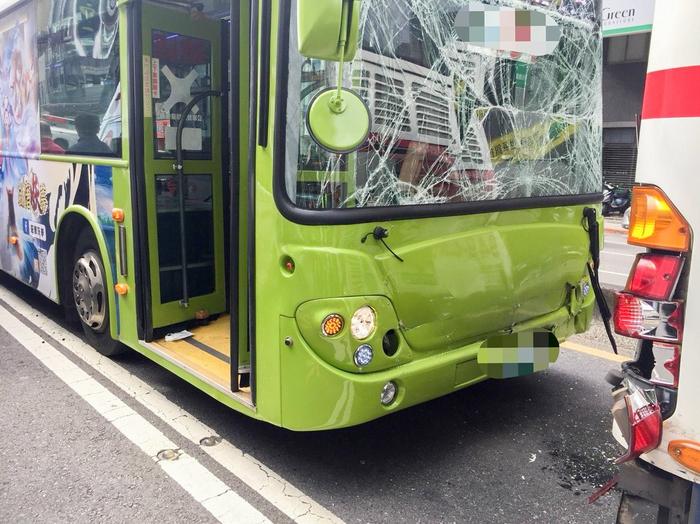 台北市发生3辆公交车连环撞事故6人轻伤送医
