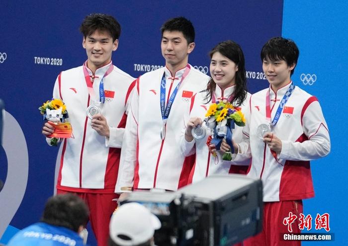 东京奥运会：中国队4x100米男女混合泳接力摘银